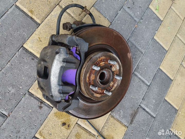 Передняя левая цапва ступица авенсис