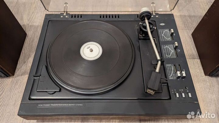 Проигрыватель винила и две колонки Радиотехника