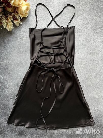 Платье с открытыми плечами мини