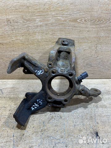 Поворотный кулак левый VW Caddy 3 X26