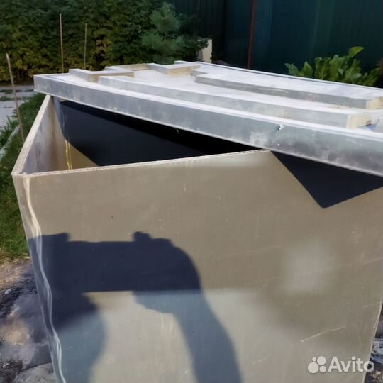 Пластиковый контейнер на европалете с крышкой