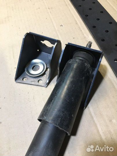 Кронштейны передних амортизаторов верхние нива