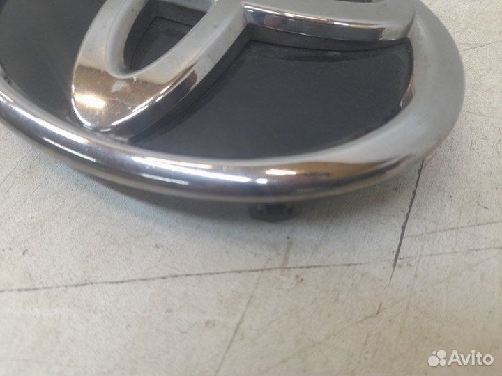 Эмблема решетки радиатора Toyota Camry XV70