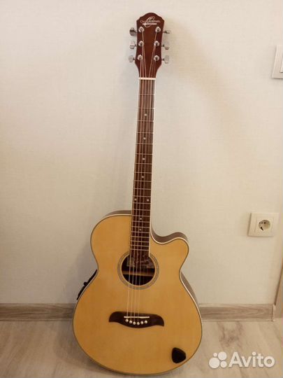 Электроакустическая гитара с футляром