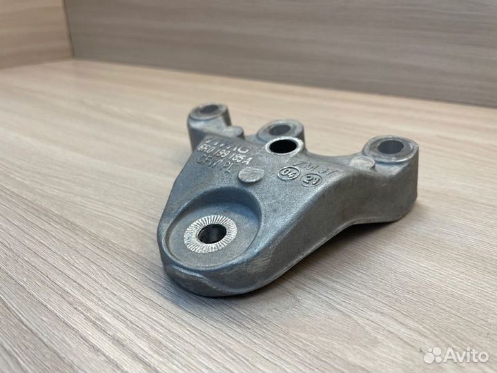 Кронштейн опоры двигателя правый Skoda Rapid