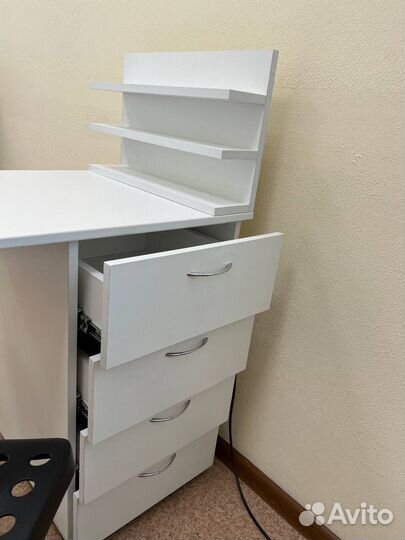 Маникюрный стол