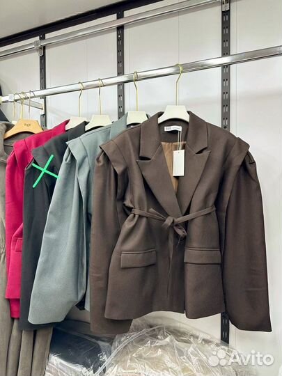 Пиджак с объемными плечами