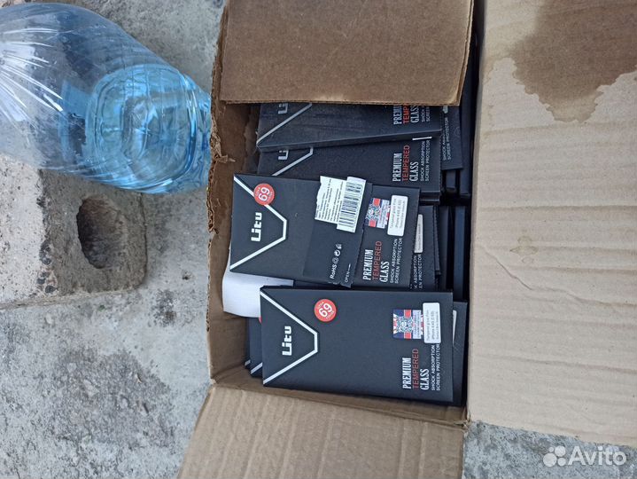 Коробка с защитными стеклами для iPhone 4