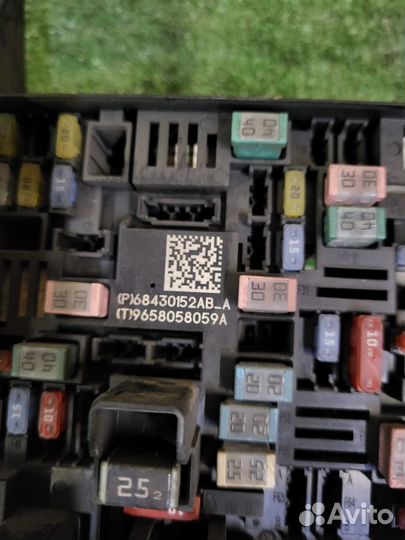 Блок предохранителей dodge RAM V 2019+ 68467640AA