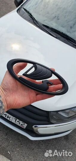 Эмблема решетки черн матовая Лада Веста Гранта Fl