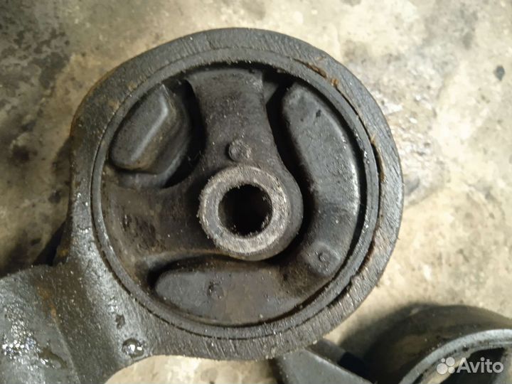 Подушки двигателя Вольво С40 В40