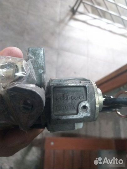 Замок зажигания Toyota Avensis