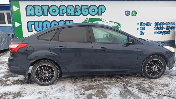 Кронштейн заднего бампера правый Ford Focus 3 2013