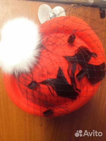 Шляпка таблетка с перьями и вуалью