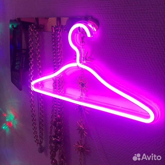 Неоновый светильник, вешалка интерьерная