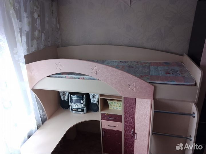Детская кровать чердак со столом и шкафом