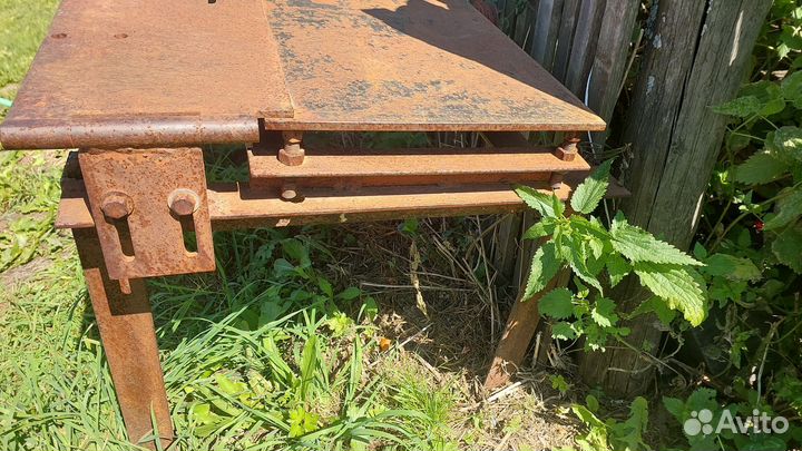 Железный стол с двигателем