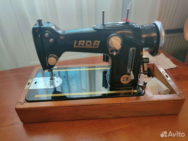 Швейная машинка LADA 233, чешского производства