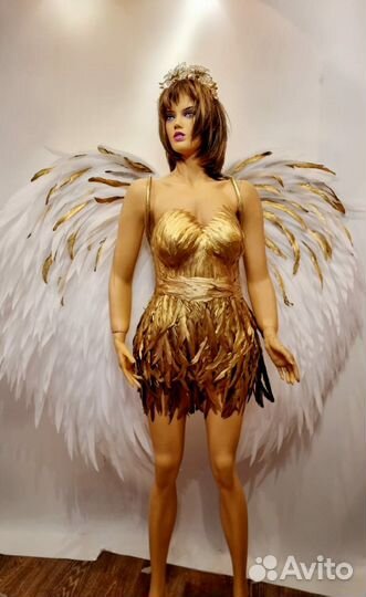 Крылья ангела с золотым пером