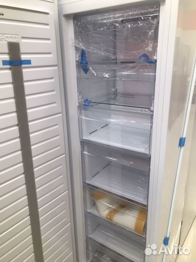 Морозильник Electrolux NoFrost 307л