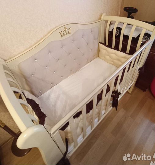 Детская кроватка с маятником