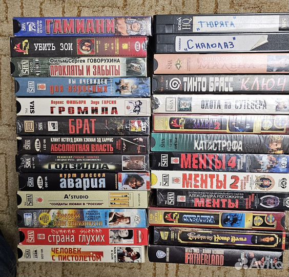 Видеокассеты с фильмами и музыкой