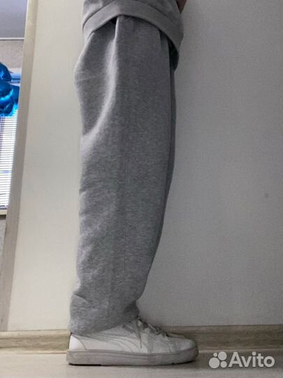 Серые спортивки широкие