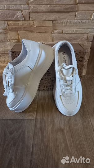 Кроссовки белые 39 размер