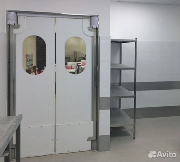 Дверь маятниковая влагостойкая