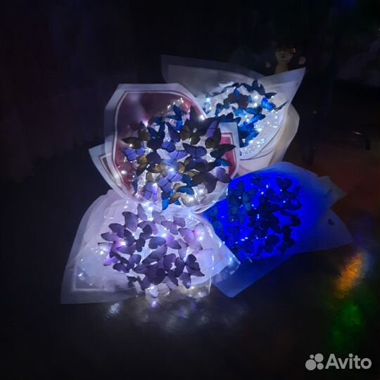 Букет из бабочек, и роз