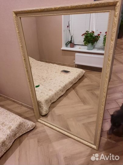 Зеркало настенное в золотой раме