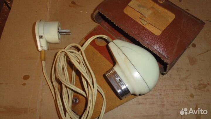 Старинная электробритва и фотоаппарат