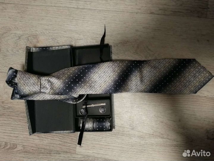 Галстук в подарочной коробке, запонки, держатель