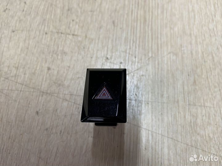 Кнопка аварийной сигнализации Toyota Camry 75