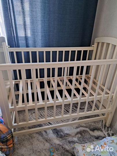 Кроватка детская с маятником и матрасом