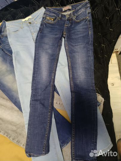 Пакетом джинсы-брюки размер 25 (XS)