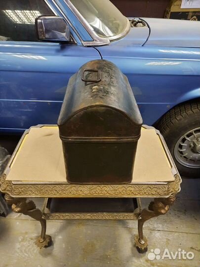 Старинный металлический сундучок