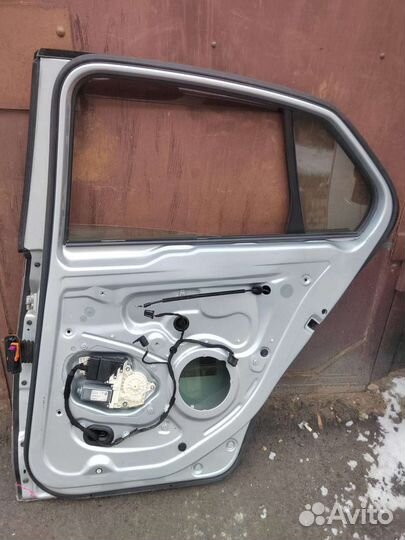 Дверь правая задняя в сборе VW jetta 5 оригинал