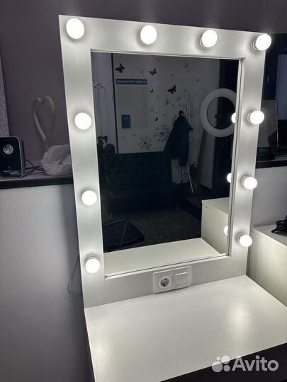 Гримерное зеркало со столом