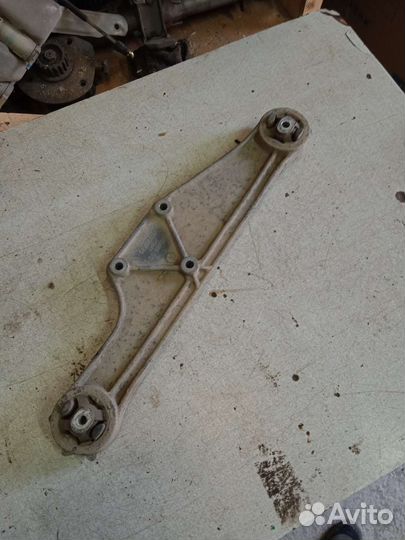 Кронштейн редуктора audi a8 d2 ауди а8 д2 akg 4,2