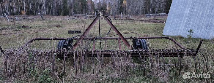 Плуг и грабли на трактор