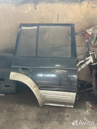 Задняя правая дверь mitsubishi pajero