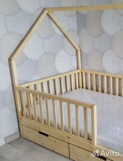 Кровать домик в натуральном цвете дерева