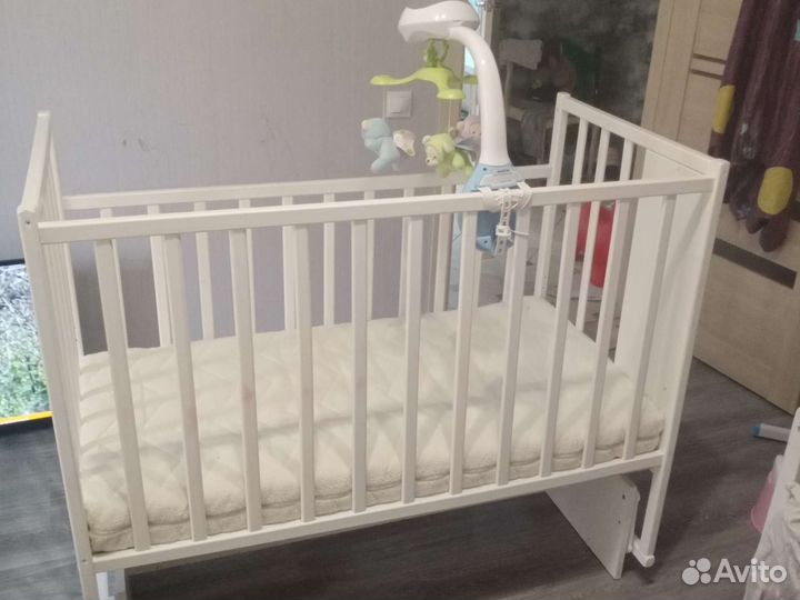 Детская кроватка с маятником белая