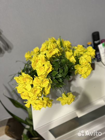 Искусственные цветы нарциссы