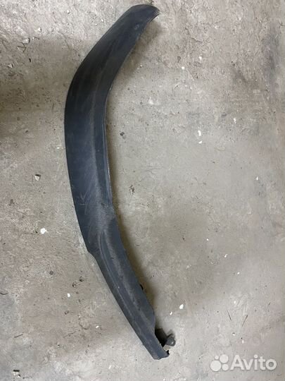 Нижний молдинг бампера тойота авенсис