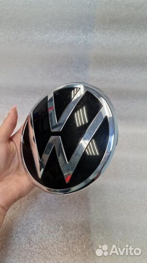 Эмблема в решетку радиатора Volkswagen Polo 6 NF