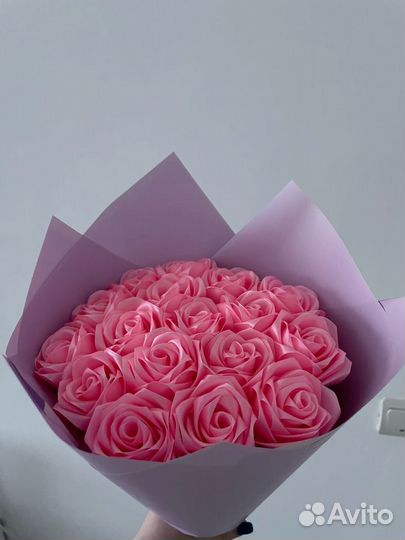 Букет из атласных роз и бабочек