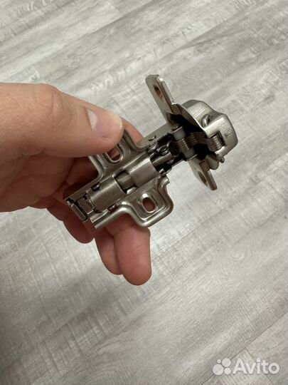 Петли с доводчиком мебельные AKS новые