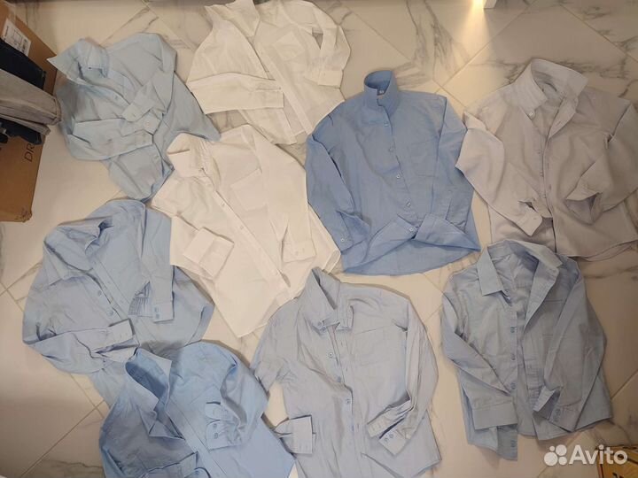 Рубашки школьные много